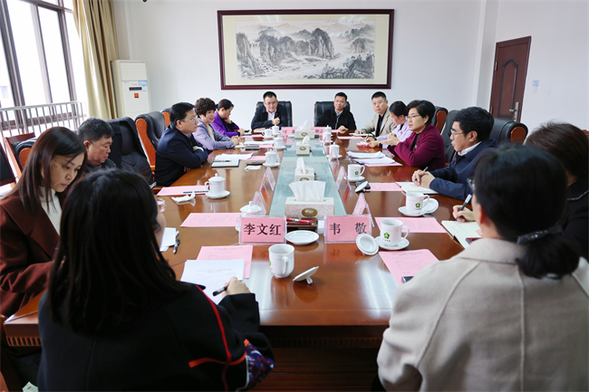 图为座谈会现场